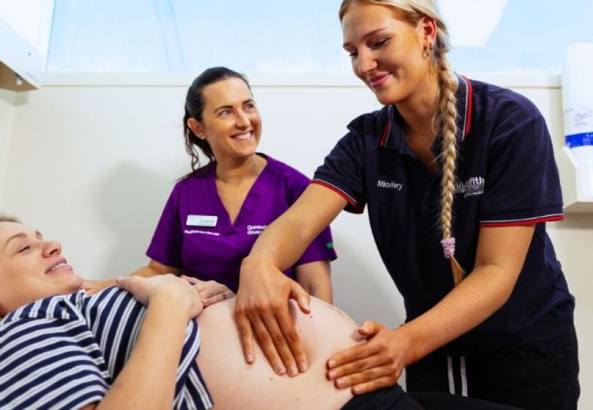 Photograph of Bayside mum with two midwives